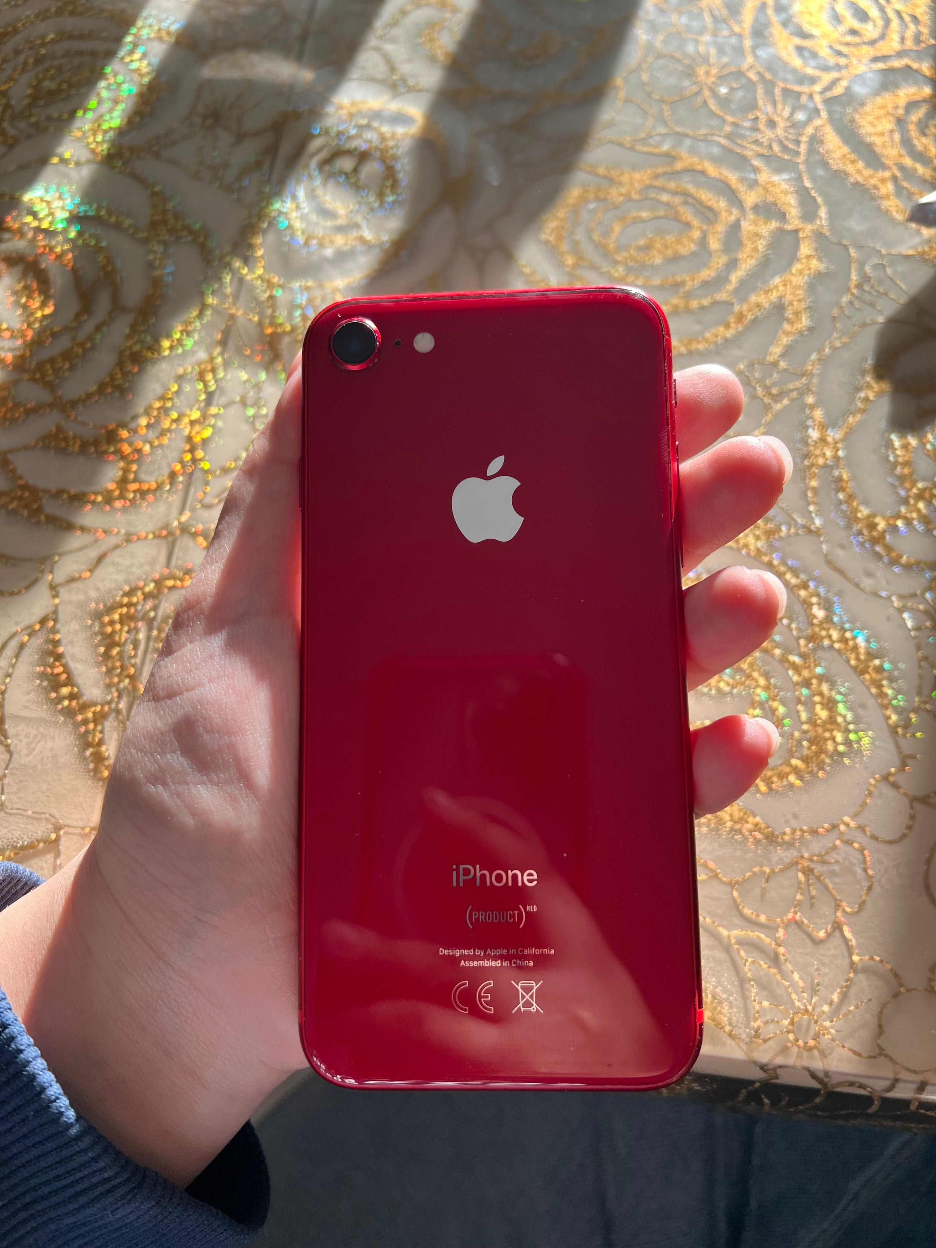 iPhone 8 Red, в отличном состоянии