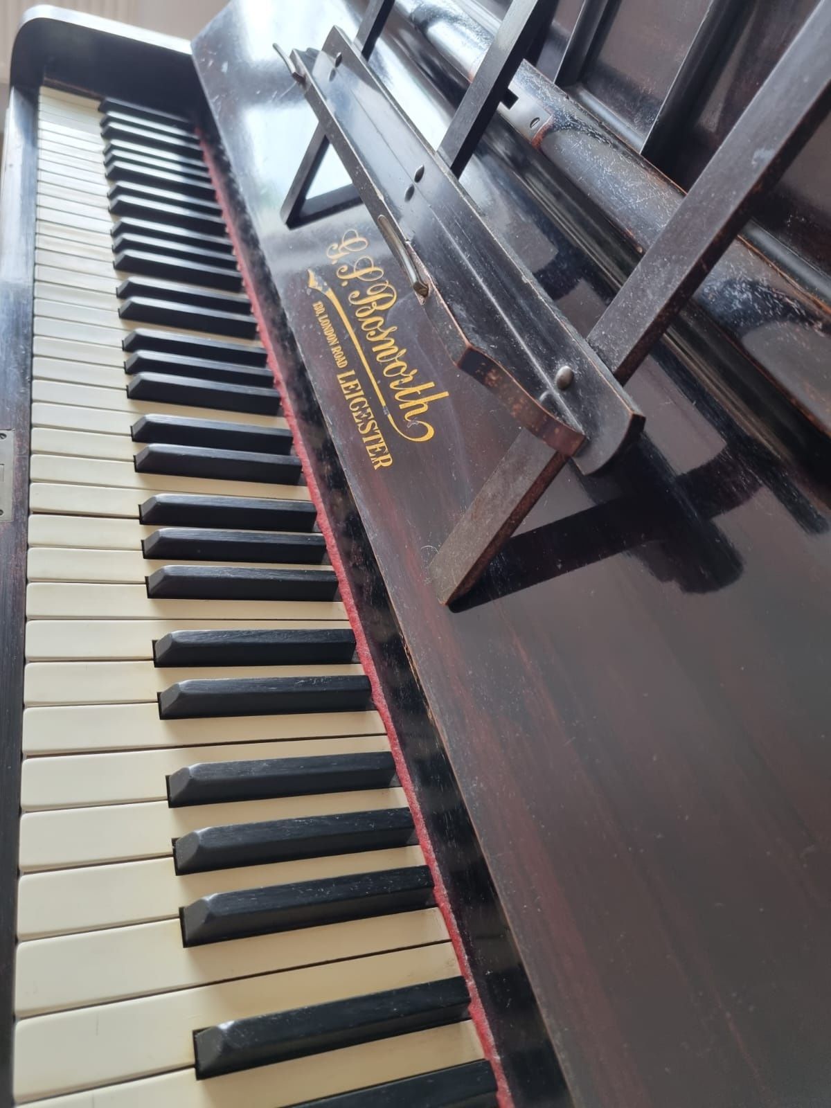 Pianina G. S. Bosworth 130, London Road LEIGESTER