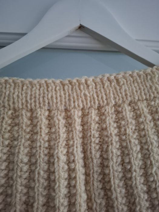 Fusta din lana tricotata manual