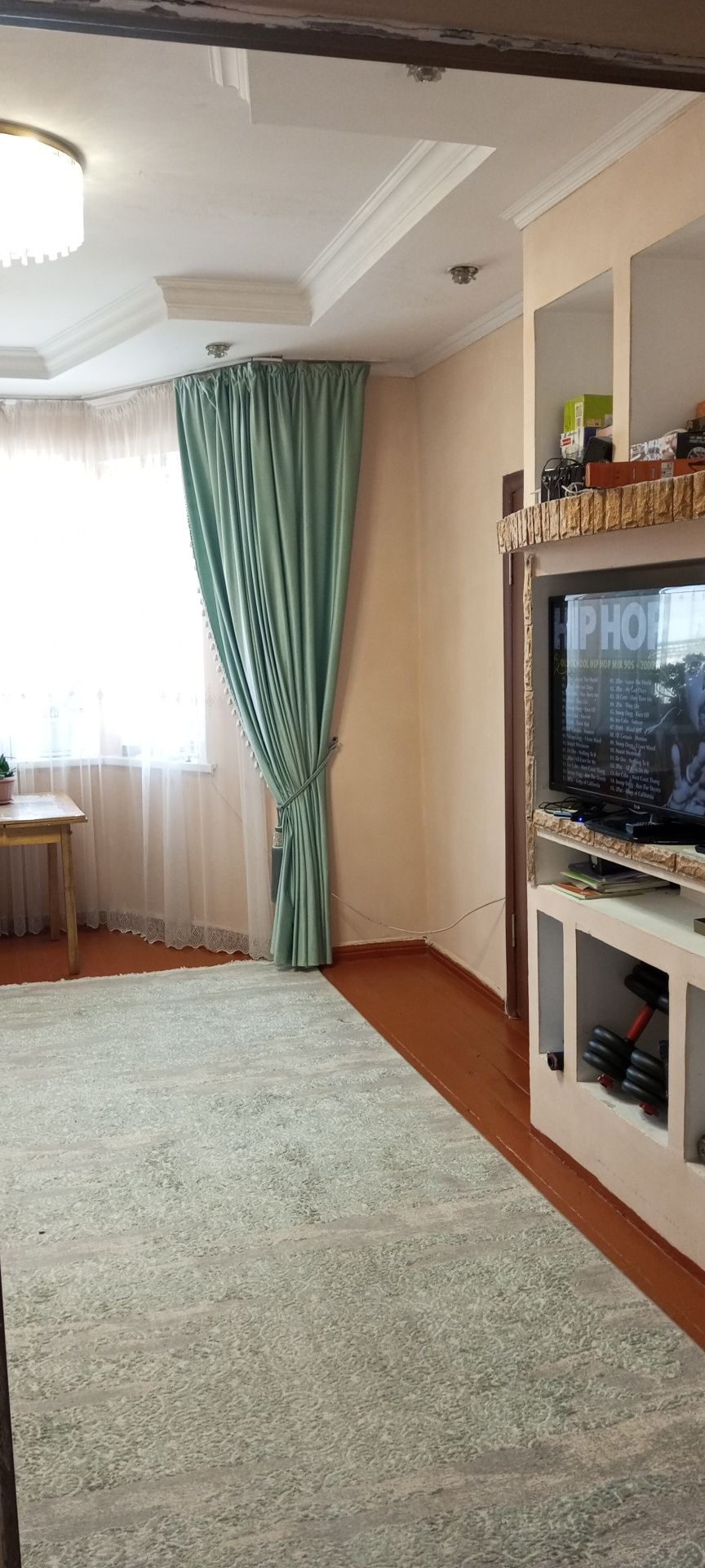 Екі қабат үйде, үш бөлмелі пәтер сатылады.
