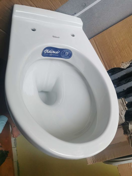 Конзолна тоалетната чиния с капак