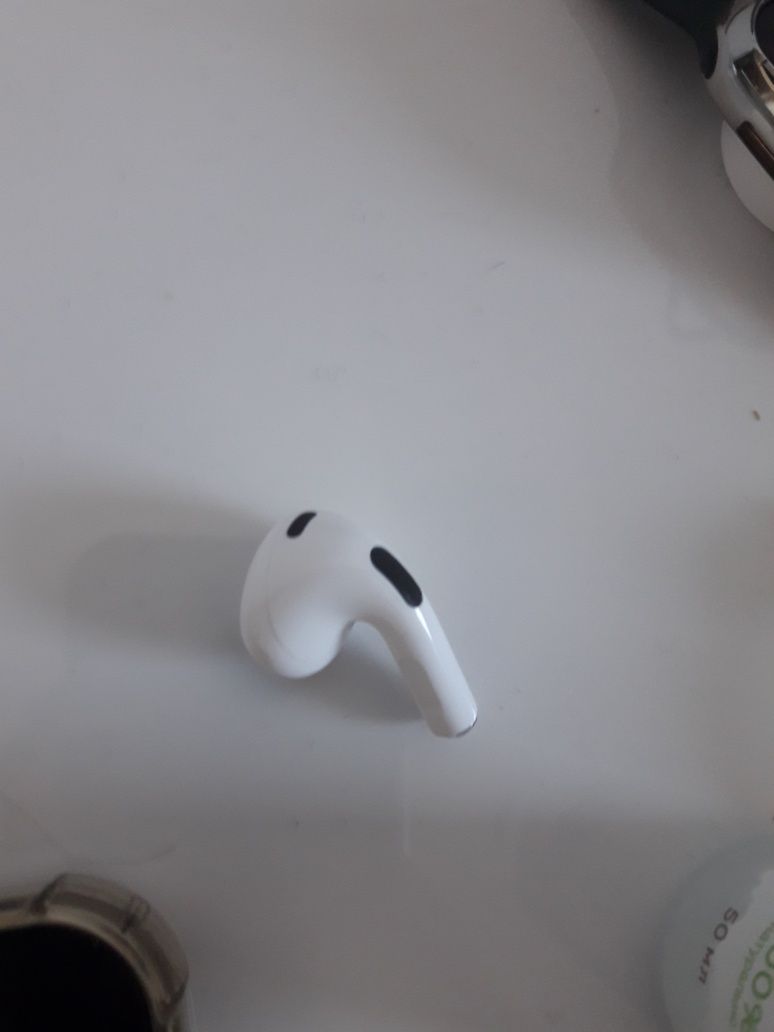 Продаю левое ухо от Airpods 3