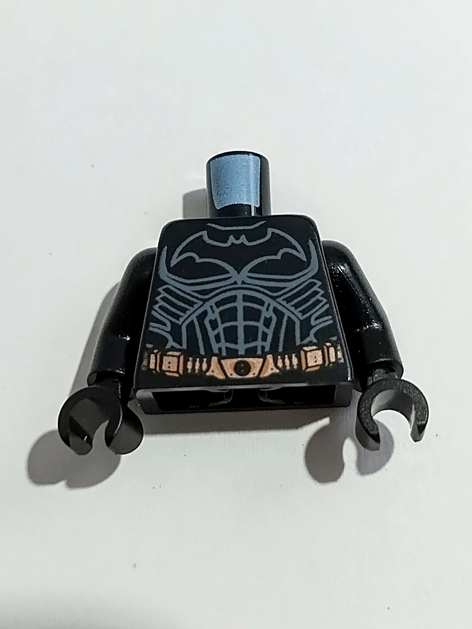 Vând minifigurina LEGO Batman sh132 din setul The Tumbler 76023 (2014)
