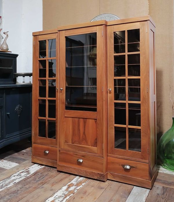 Dulap vechi din lemn masiv de nuc, restaurat /Sifonier /Biblioteca