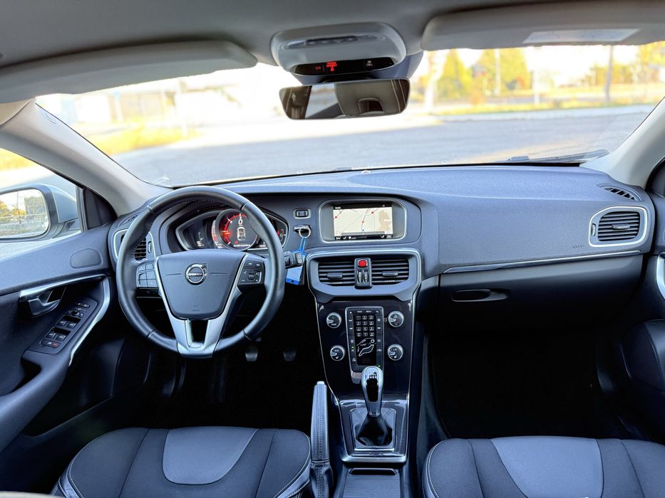 Volvo V40 D2, 2.0 tdi E6,Full Led ,Carte Service,     REZERVAT!!