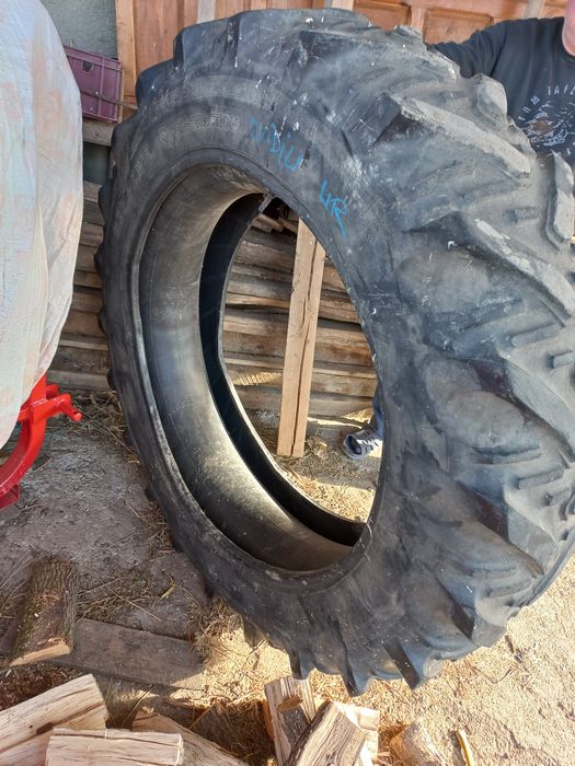 Vând două anvelope tractor 13.6R36 + cadou