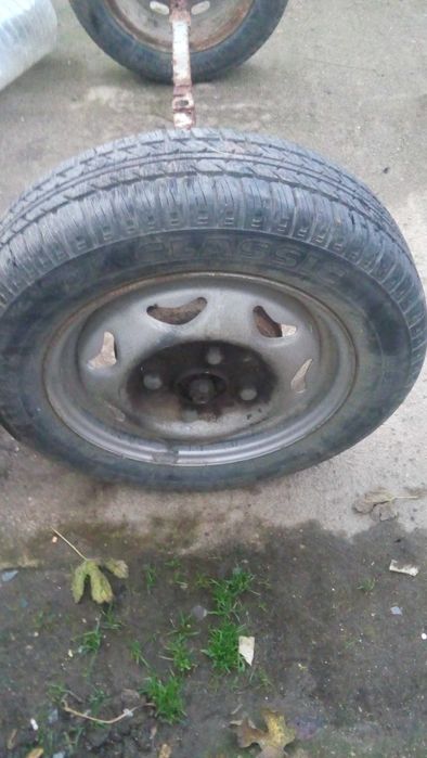 продава се колесно ремарке и отделно ос със джанти,и още една каруца