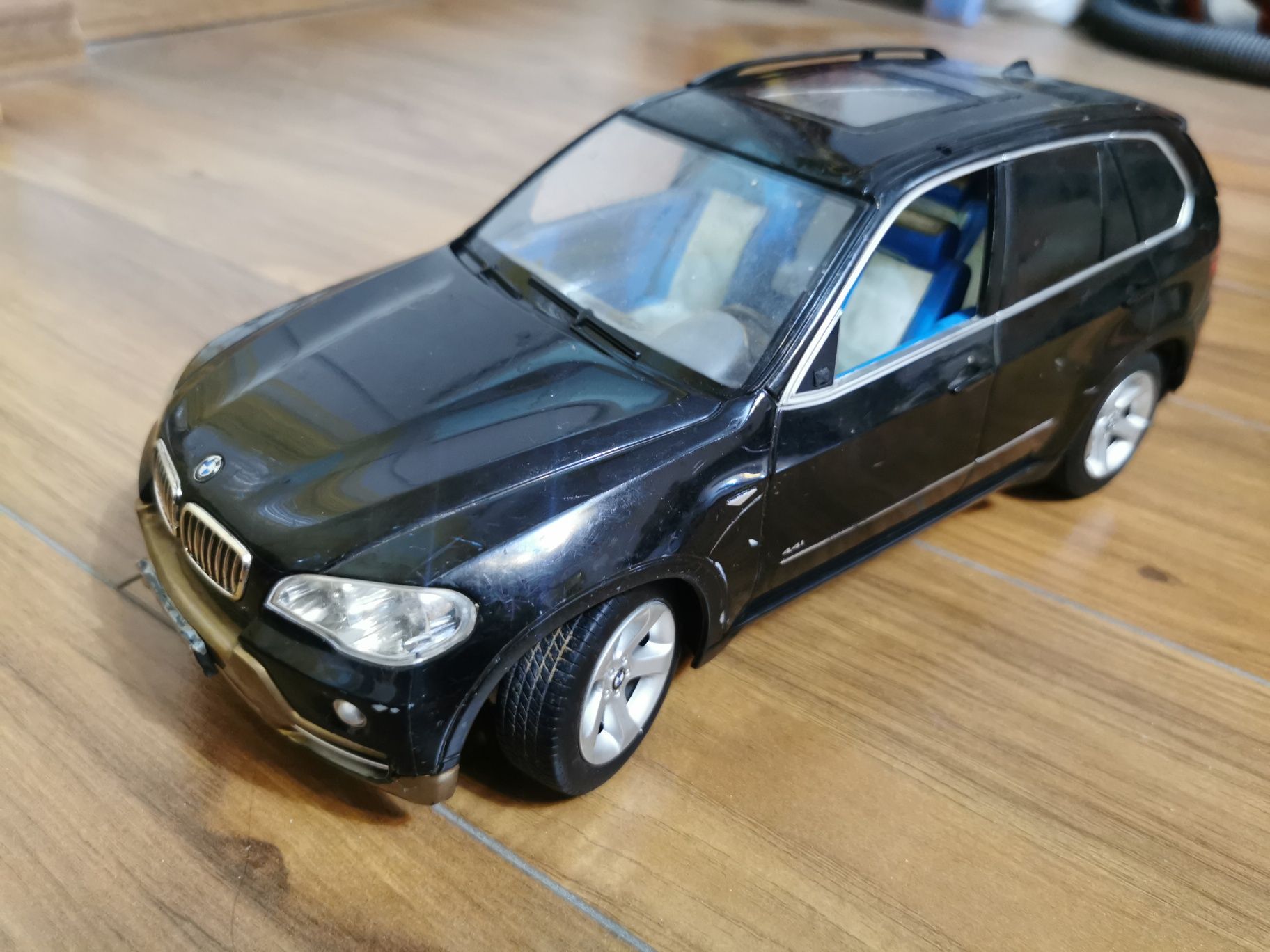 Masinuta BMW X5 de 34 cm