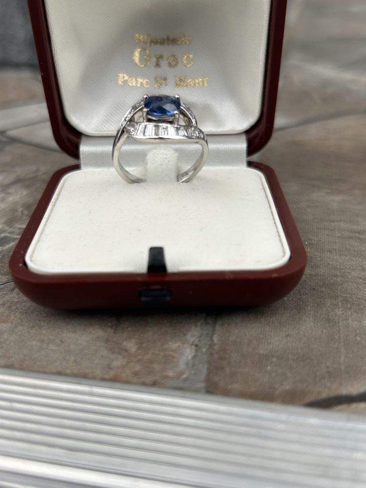 Inel din aur 18k diamante baghete si safir