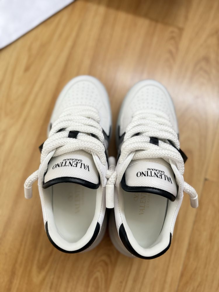 Valentino Garavani One Stud Low-Top Sneakers Маратонки 38 номер