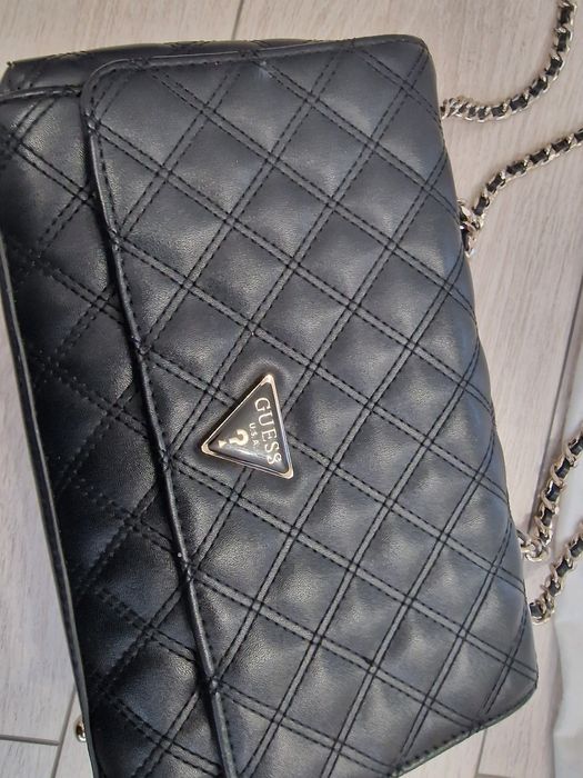 Оригинилна дамска чанта Guess с прахообразна торбичка
