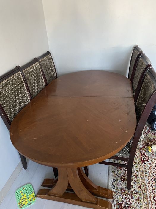 Стол 8 отыргышымен сатылады. Багасы келисимди. Стол жиналмалы.