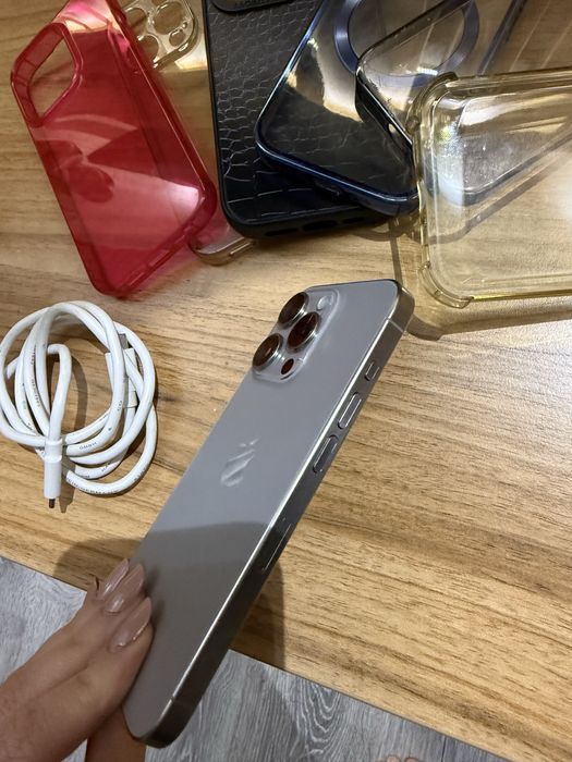 Iphone 15 Pro- pachet huse+ cablu