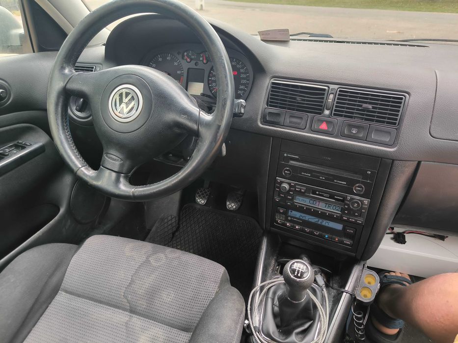VW Golf 4 Gri 1.6 Benzina