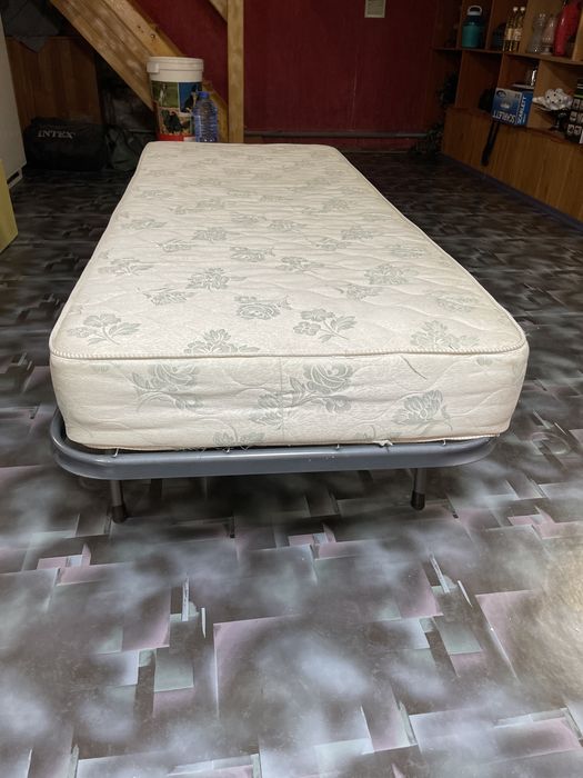 Кровать с матрасом без спинок