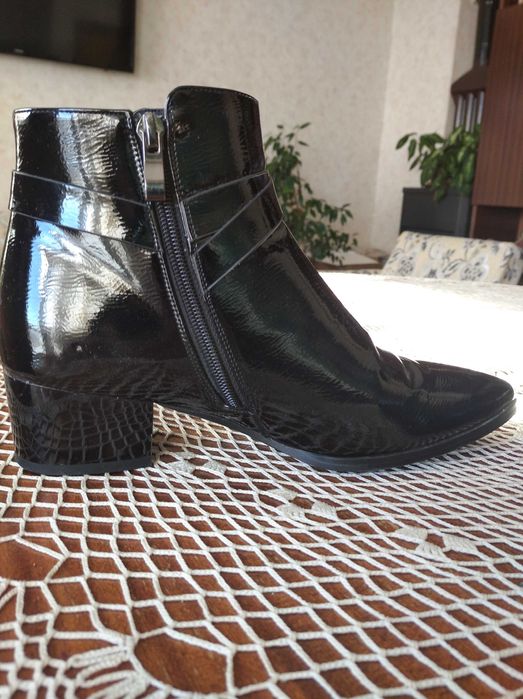 Черни дамски боти-два чифта, и кафяви ботуши