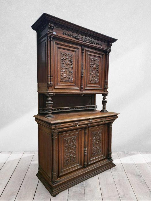 Ръчно резбован дъбов бюфет в стил Неоренесанс, налични два броя