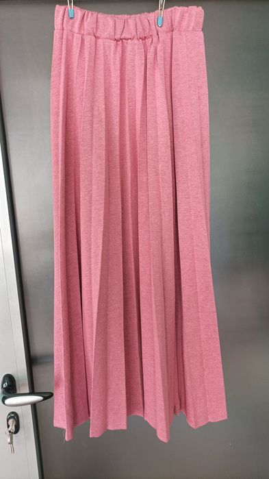 Розова пола плисе