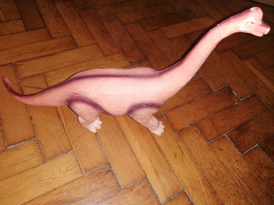 Маймунка танцуваща, Динозавър със звук