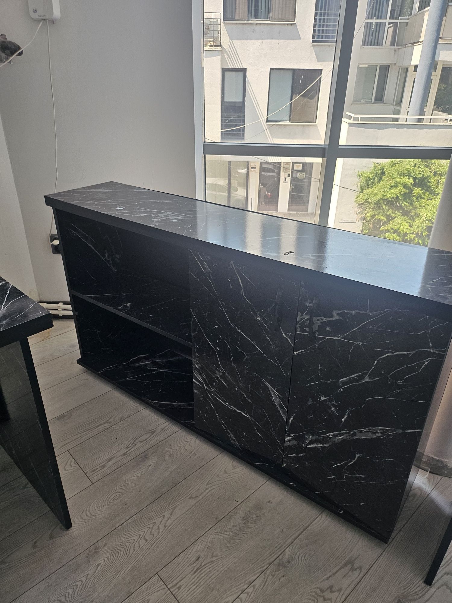 Vând masa + birou +mobilier suspendat și scaun birou
