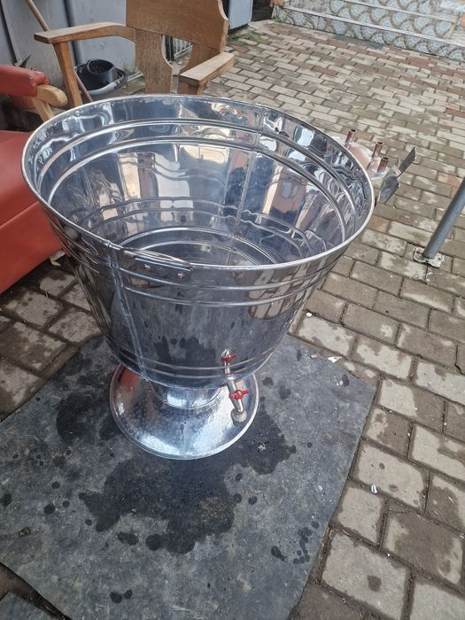 Vând cristelnita pentru botez din inox.  
Avem.  Doua game de. Inox. A