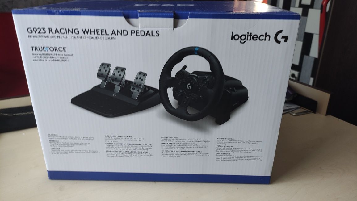 Volan Logitech G923 compatibil cu PS5/PS4 si PC