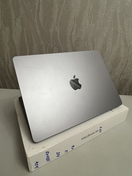 MacBook Air M3 (2024)