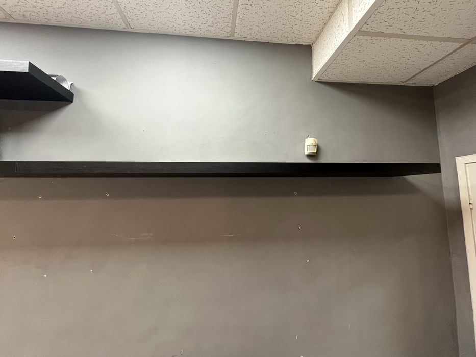 Продават се стенни рафтове в добро състояние!