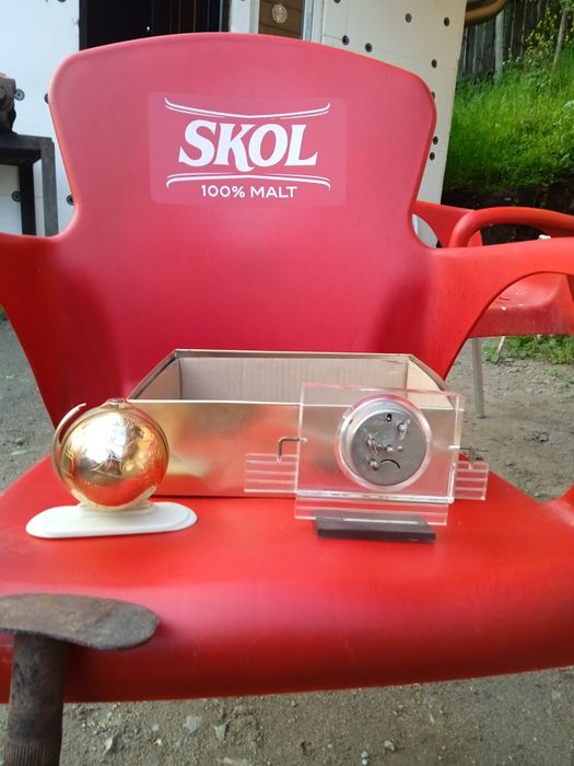 Monede vechi și ceasuri vechi și bormașină manuala veche