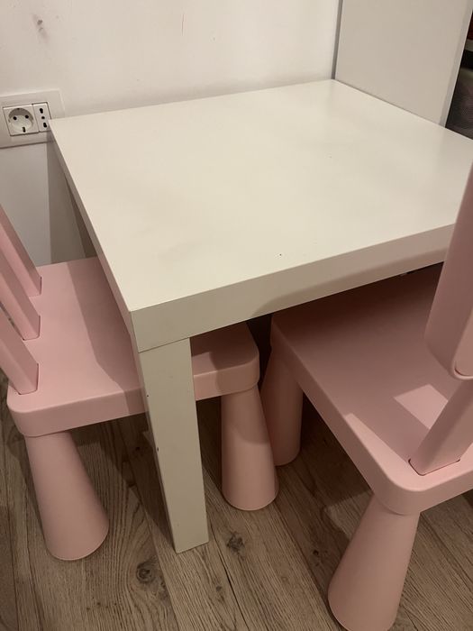 Masuta si 2 scaune camera copii