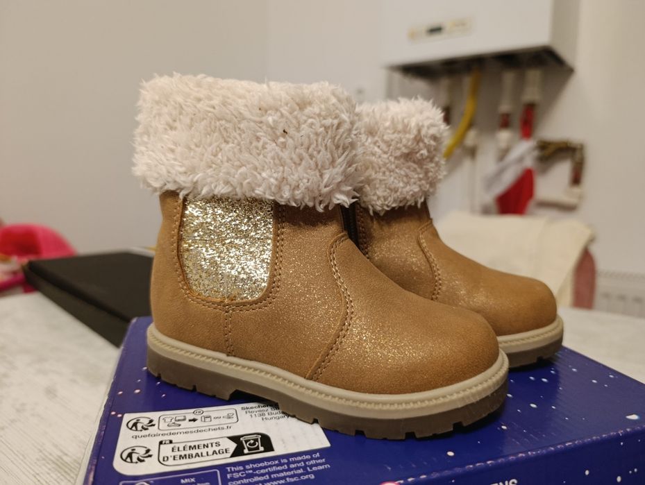 Vând ghete pentru copii