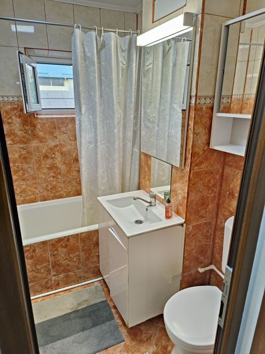 Închiriez apartament 3 camere.