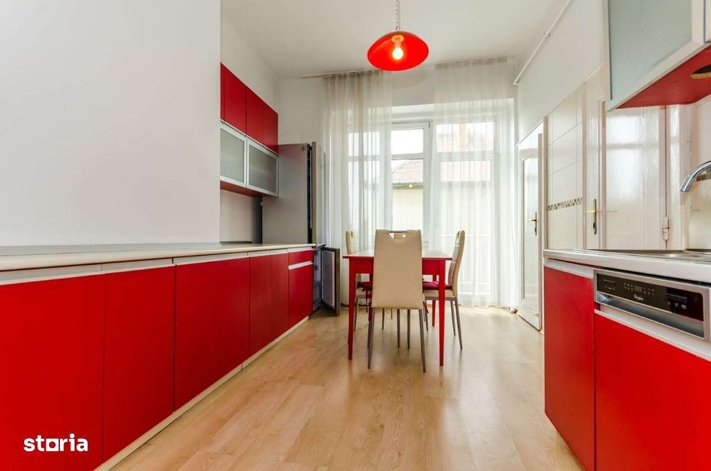 Apartament 4 camere, 2 bai, garaj , la 2 minute de Parcul Sub Arini