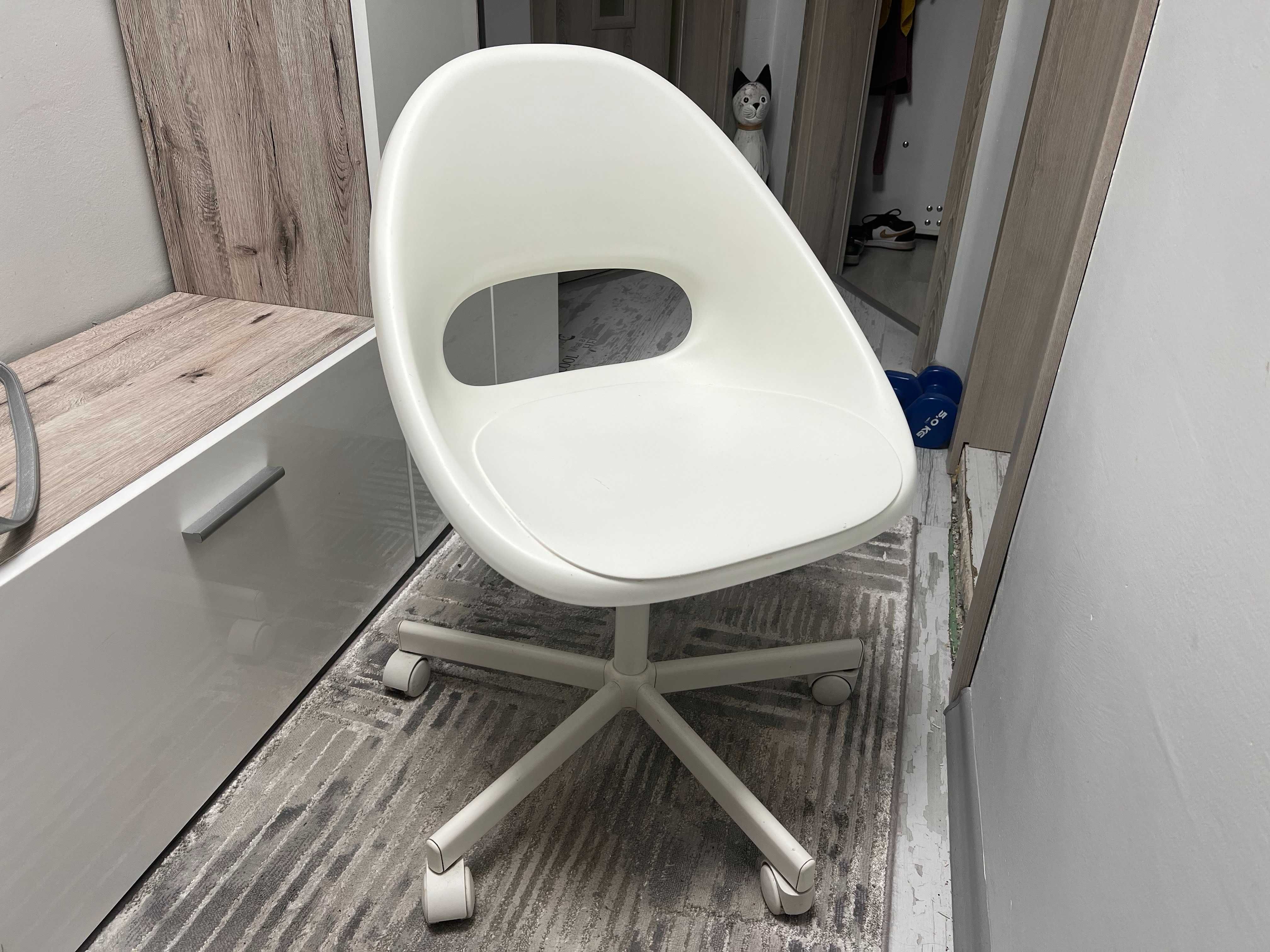 Бюро Икеа Ikea MICKE 105x50 и детски стол за бюро