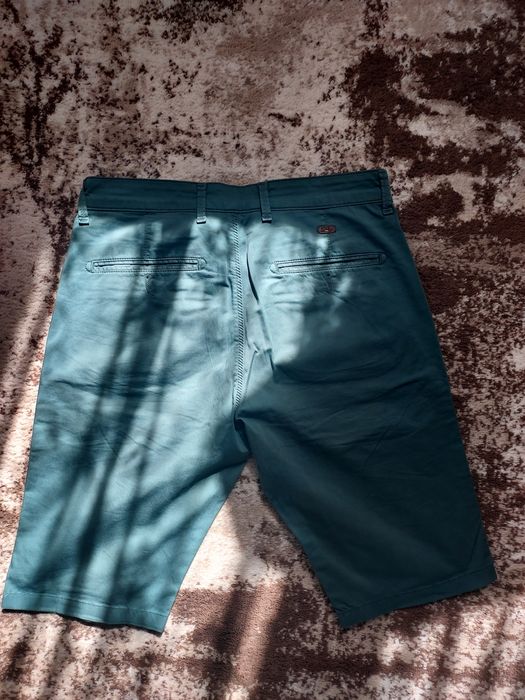 Pantaloni eleganți scurți