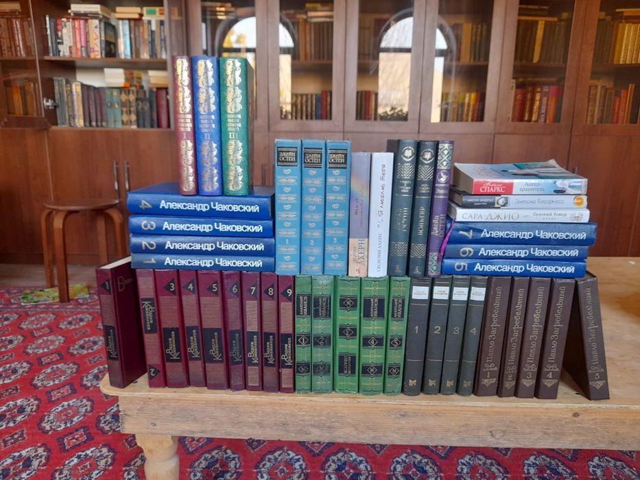Продаются книги.
