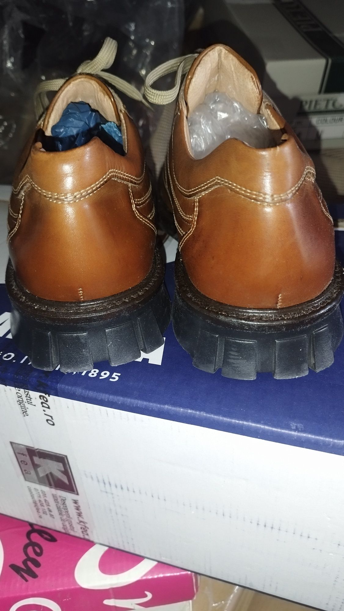 De vânzare pantofi noi bărbații măr.42.piele naturală .