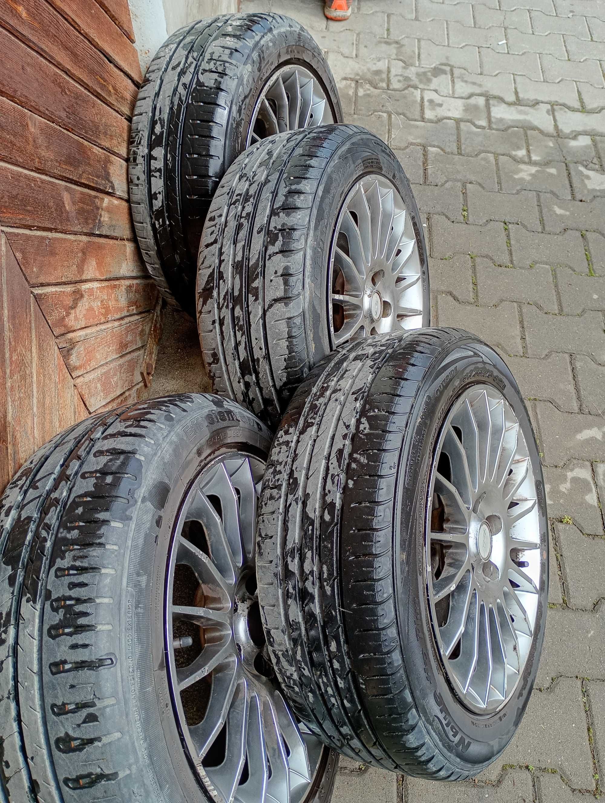 Продавам гуми с джанти размер 15