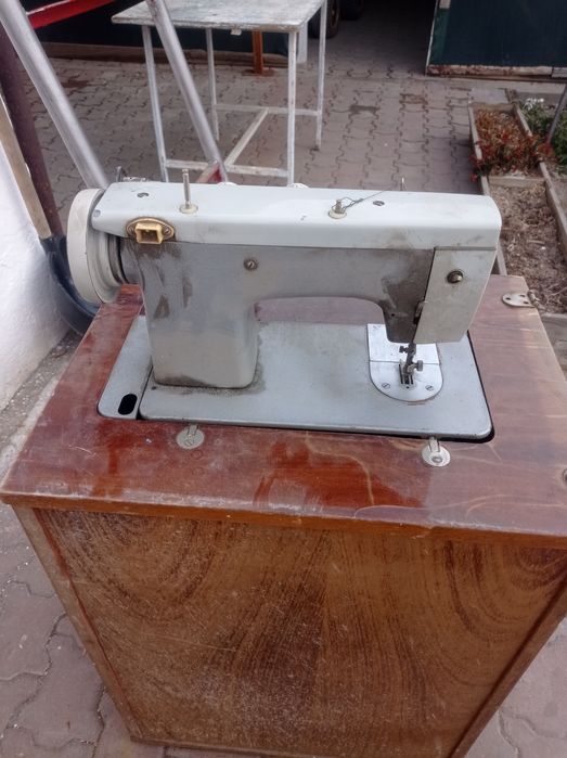Швейная машинка бу хорошем состоянии