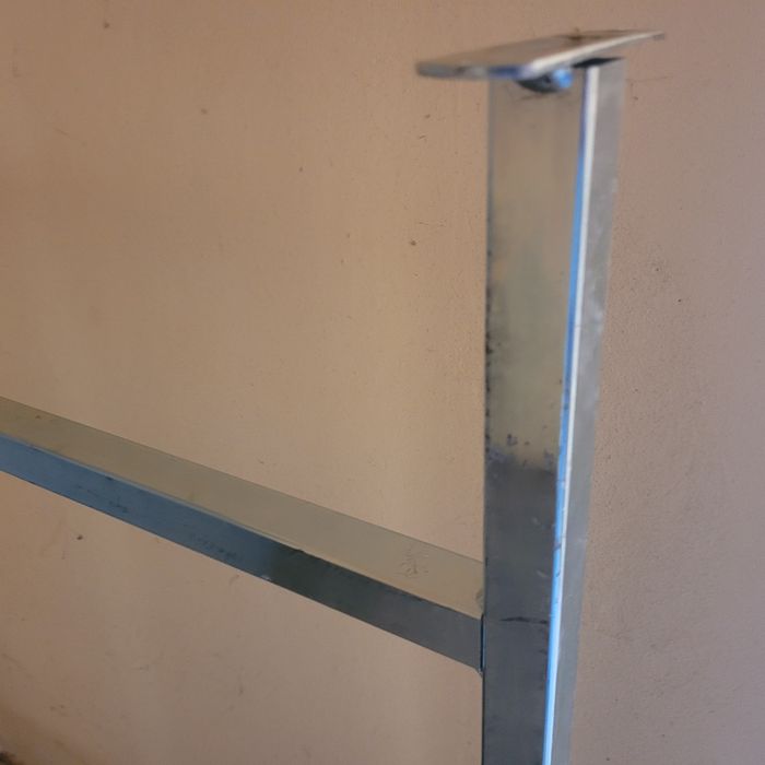 Иноксова метална рамка.