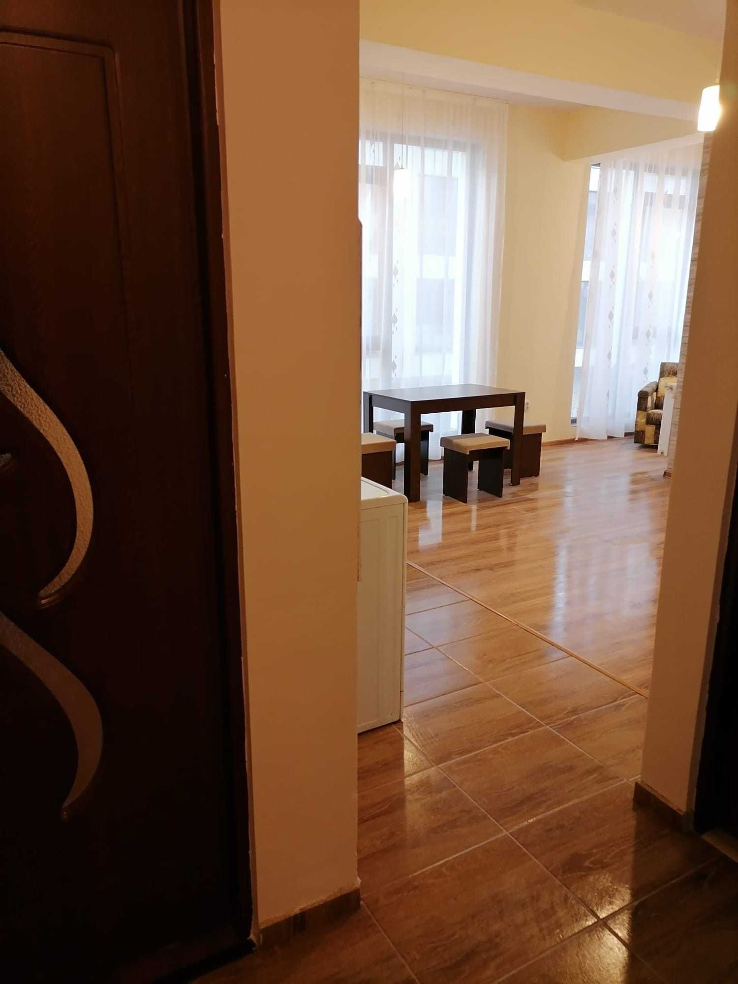 Închiriez apartament cu 3 camere