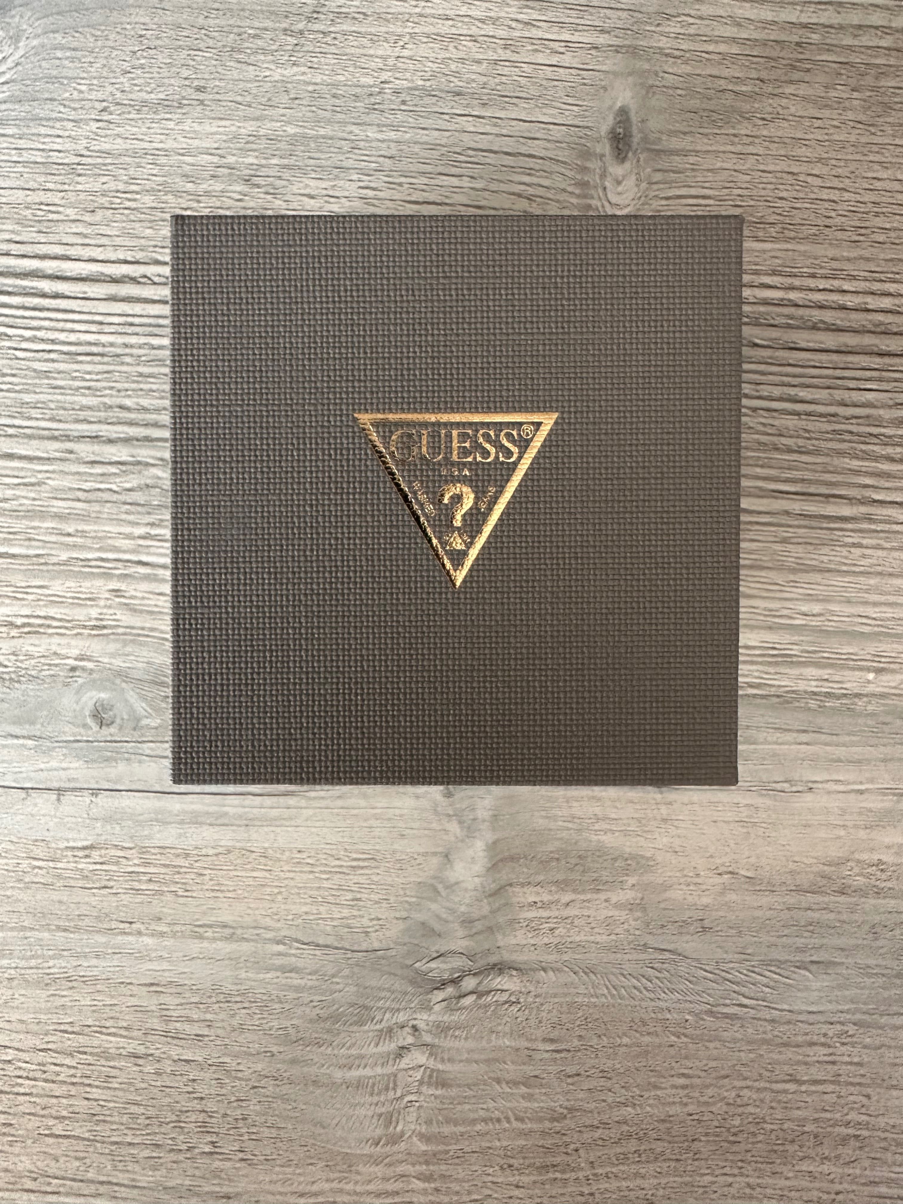 Златен часовник Guess