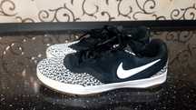 Adidasi marca Nike este un model modern marimea42