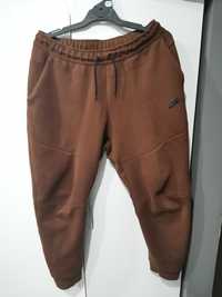 Vand pantaloni Nike Tech maro