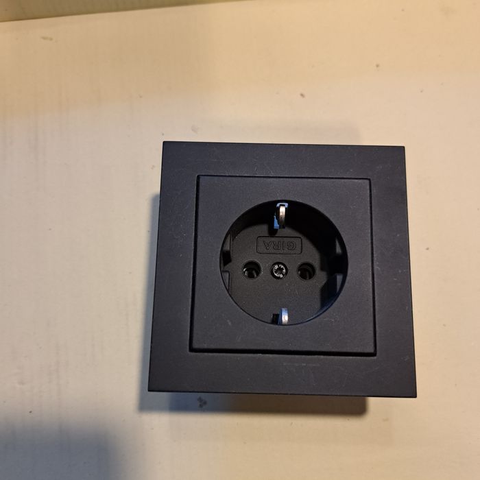 Prize Schuko GIRA E2 flat cu ramă simplă negru mat