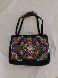 Бродирана чанта с цветни мотиви