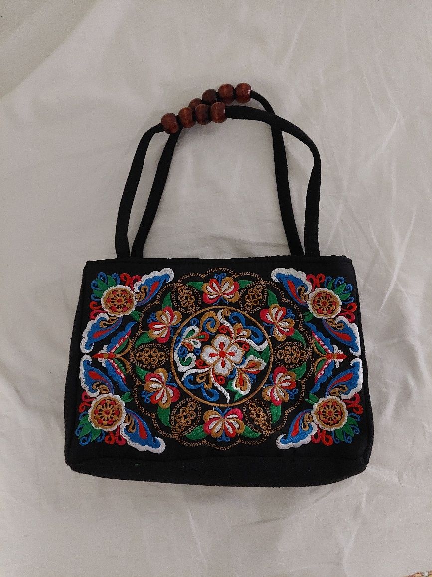 Бродирана чанта с цветни мотиви
