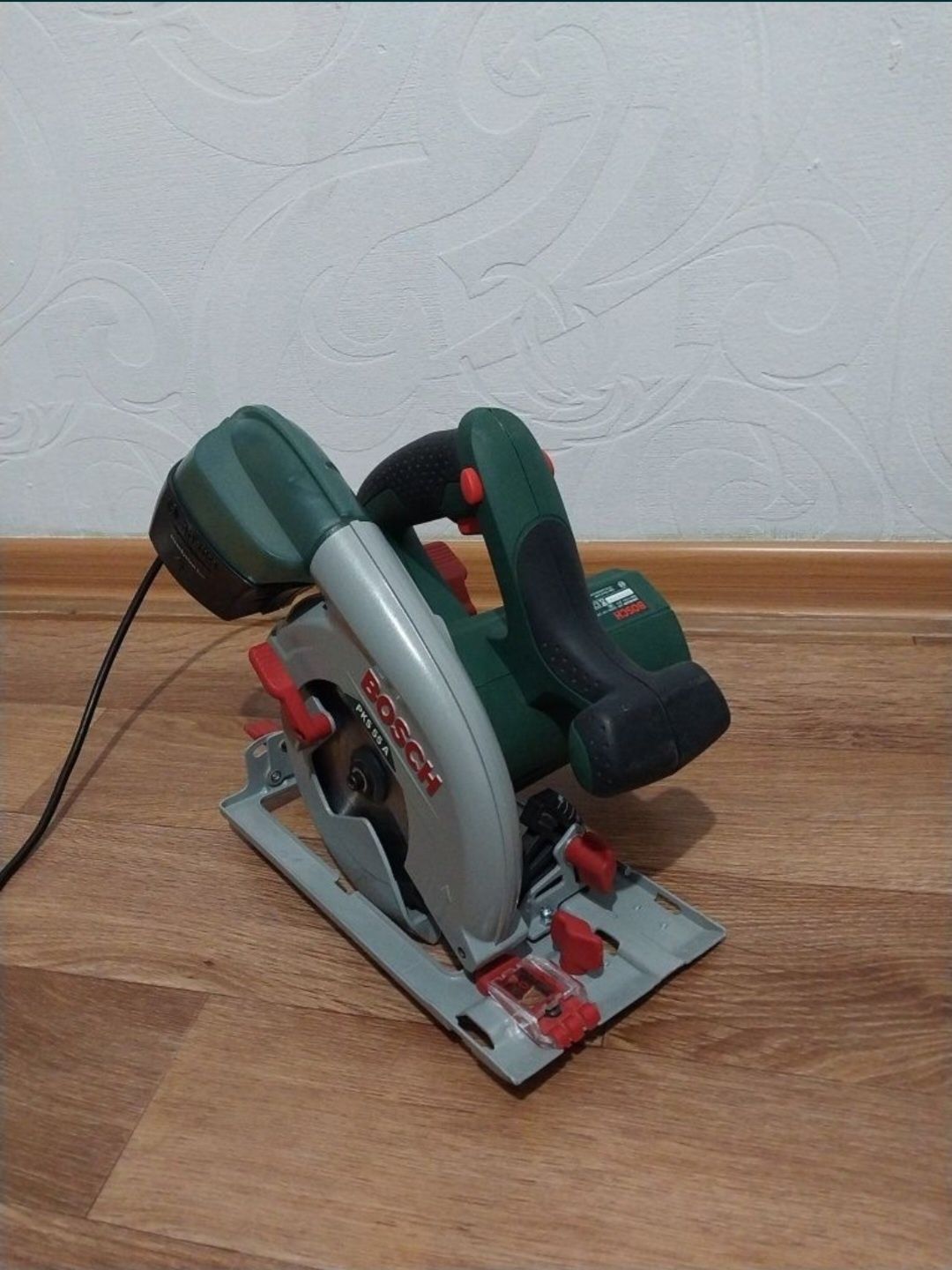 Продам циркулярную пилу BOSCH