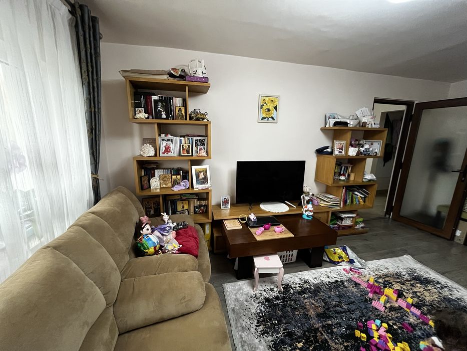 Apartament 3 camere de vanzare.