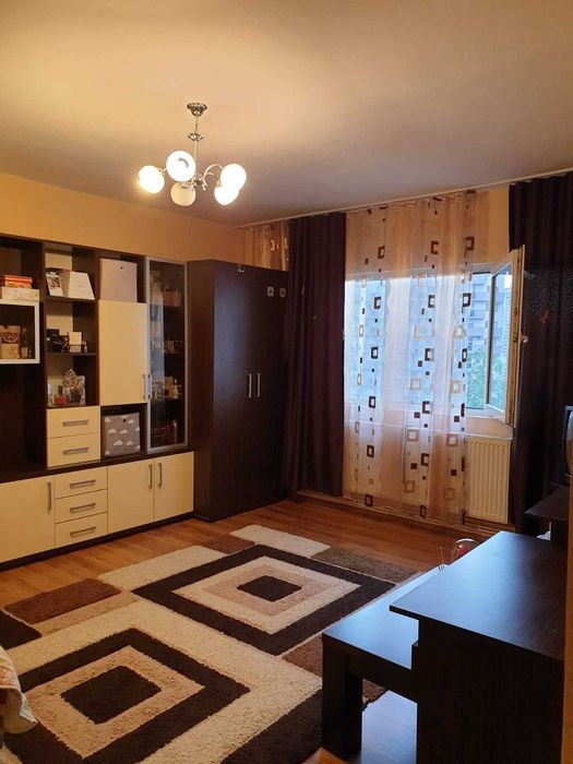 Dau in chirie o camera intr-un apartament de 3 camere